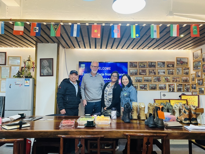 ノルウェーとデンマークからの顧客が業界の新たな機会を模索するために広州ハナガル靴有限公司を訪問